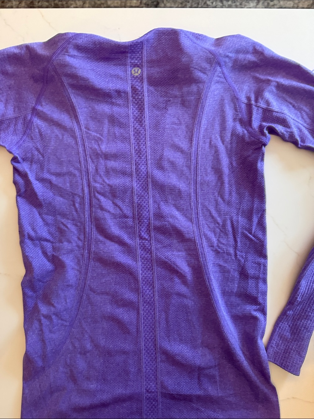 Lululemon long sleeve t. Thumbs holes not tag notice size in photo size 6 - Picture 4 of 4